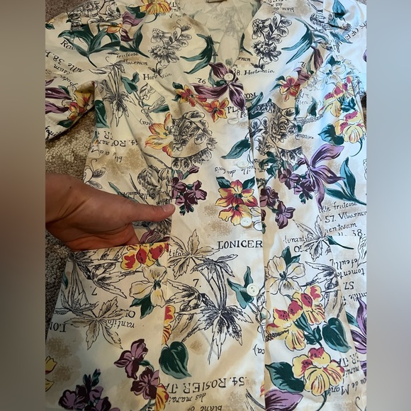 🍑Peaches Uniforms Inc.🍑 Printed Scrub, button-down Top, size Small 🍑 - Picture 5 of 15